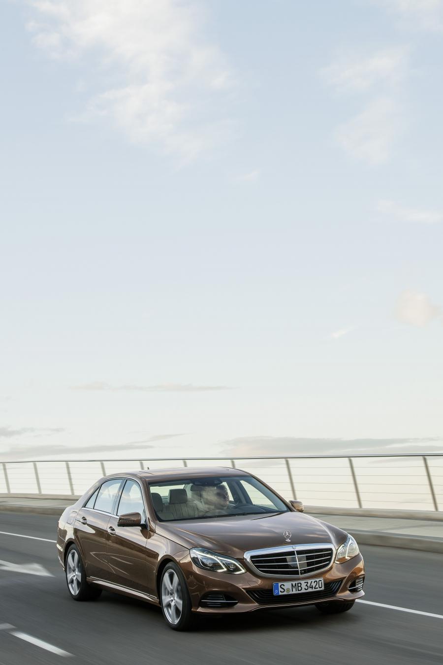  Mercedes-Benz E300 BlueTEC Hybrid 2013 года  (фото 26 из 30)